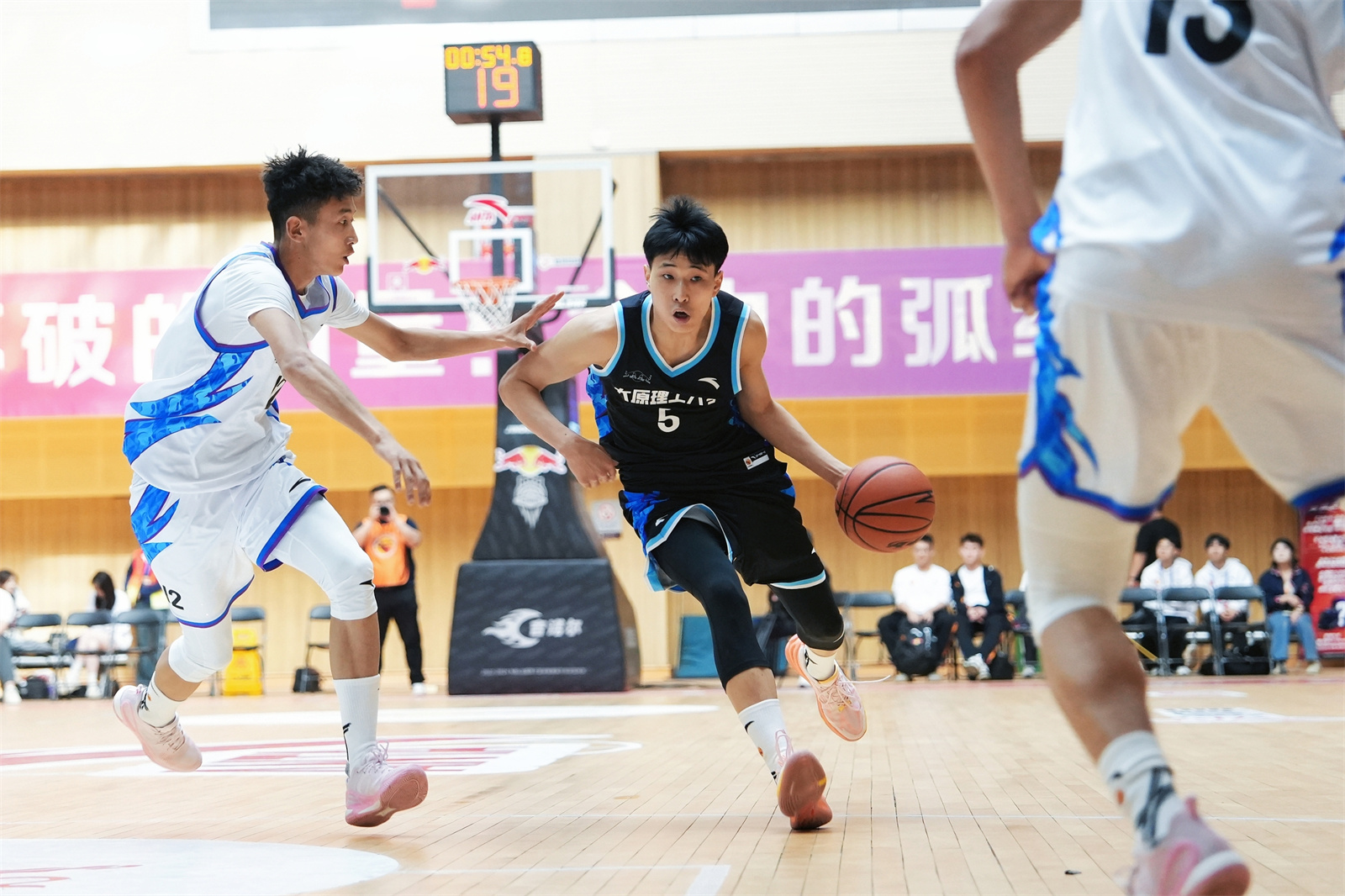 黑龙江男篮全队发挥，以小组第一晋级季后赛